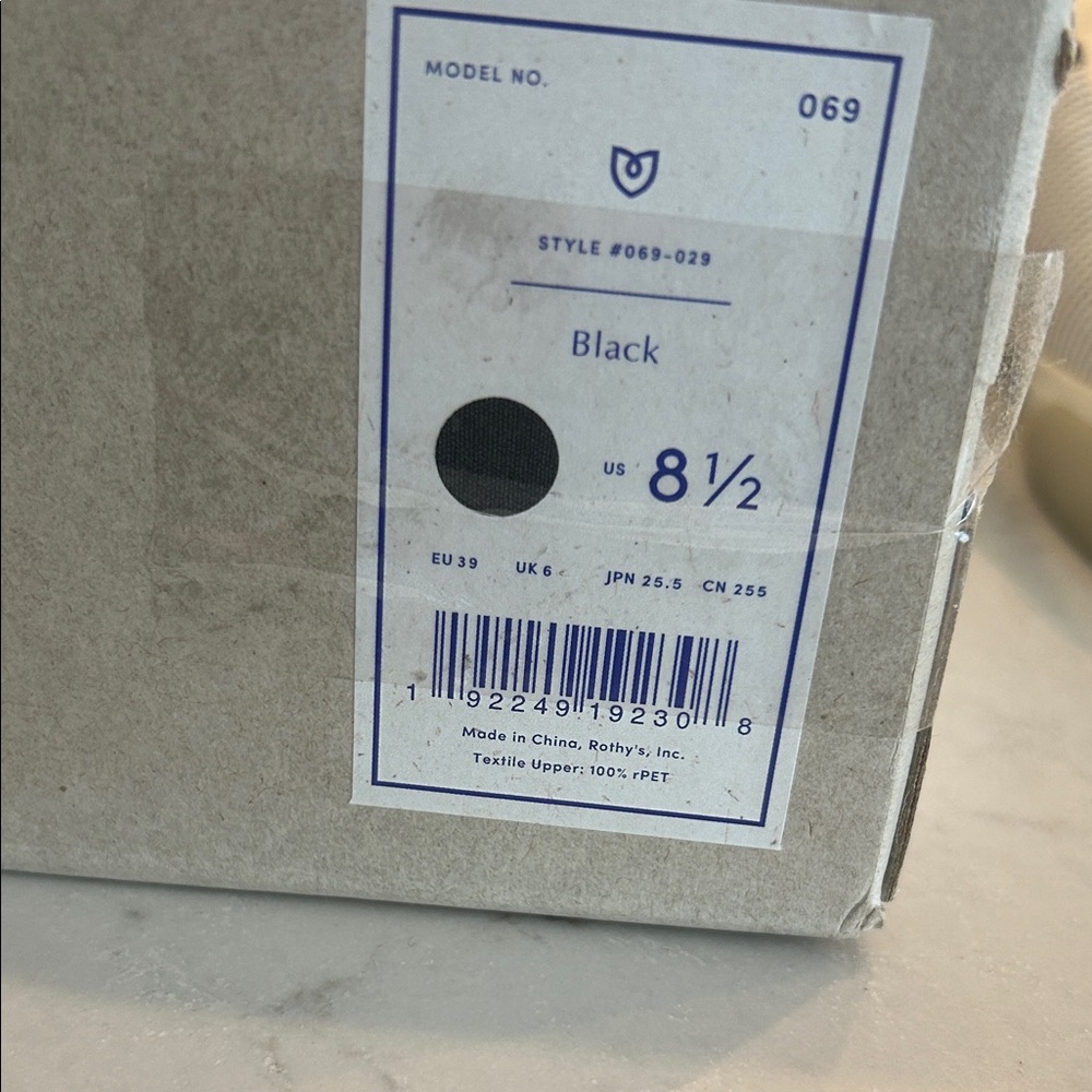 VG Rothy's Knit Lace-Up Sneaker in Cream & Navy (sz 8.5) - Picture 3 of 7